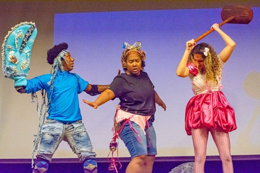Peça infantojuvenil “O Canto do Lixo” propõe reflexão sobre consumo e meio ambiente em Macaé